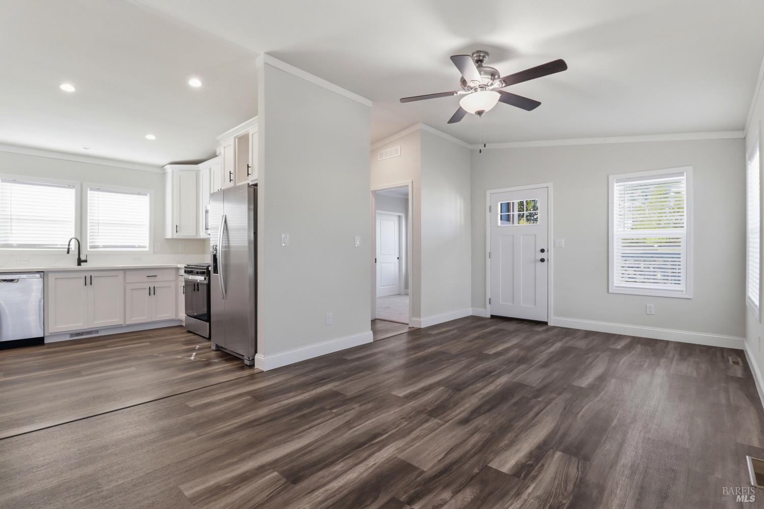 Detail Gallery Image 9 of 27 For 302 Floral Dr, Cotati,  CA 94931 - 2 Beds | 2 Baths