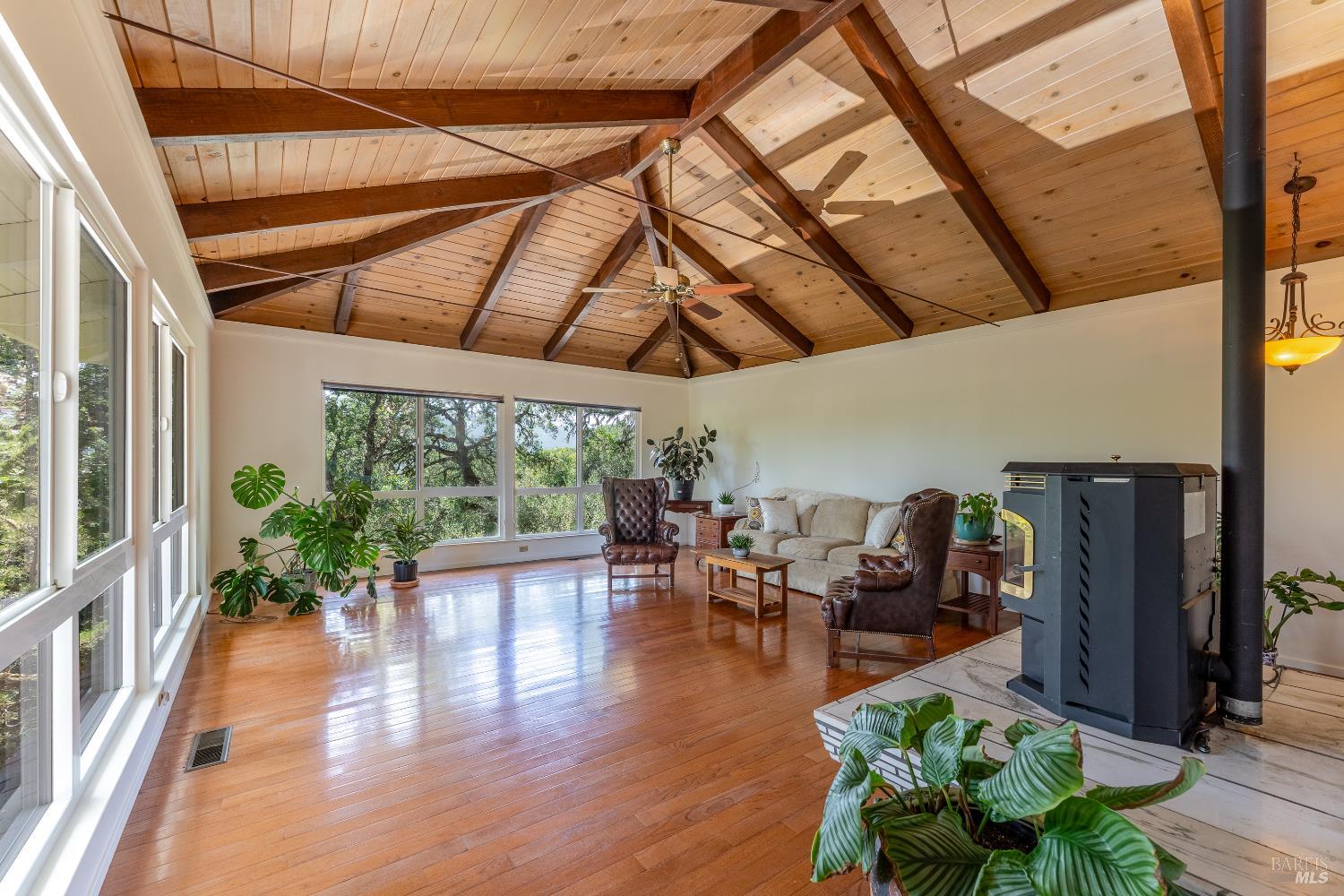 Detail Gallery Image 3 of 39 For 925 Knob Hill Rd, Ukiah,  CA 95482 - 3 Beds | 2 Baths