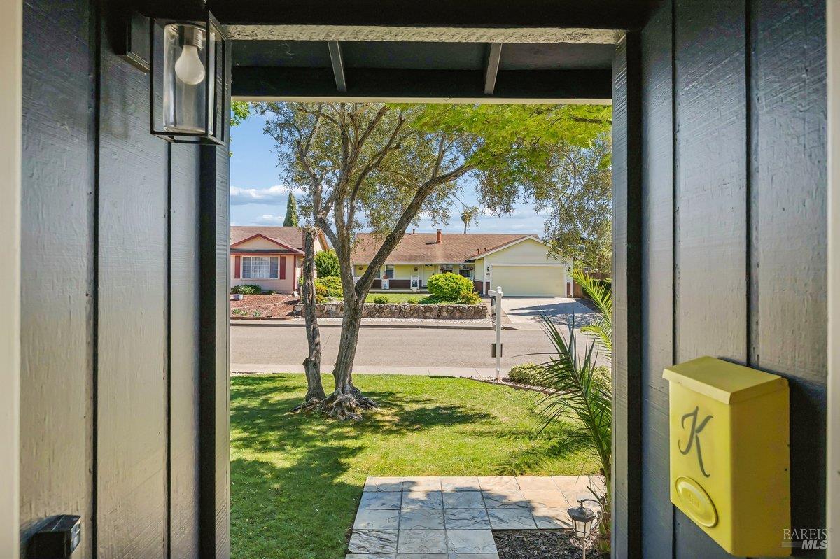 Detail Gallery Image 4 of 47 For 1619 Oneel Dr, Petaluma,  CA 94954 - 3 Beds | 2 Baths