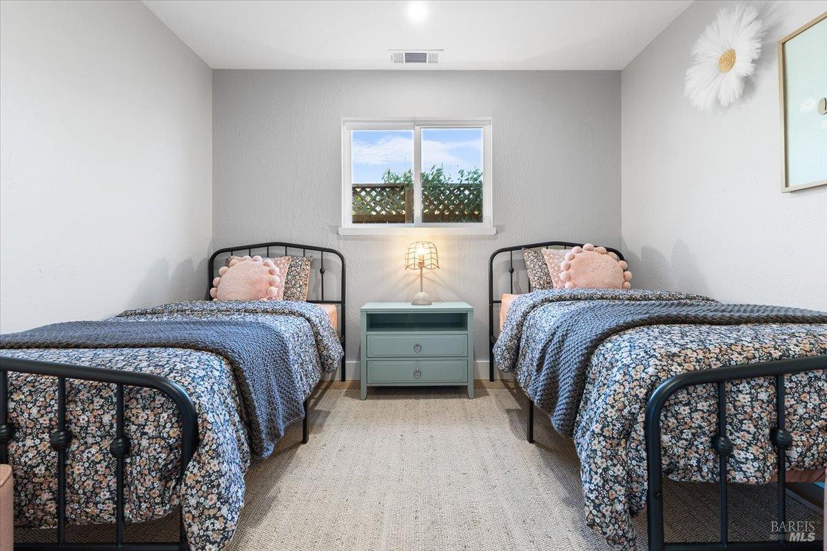 Detail Gallery Image 23 of 37 For 1622 Weaverly Dr, Petaluma,  CA 94954 - 3 Beds | 3 Baths