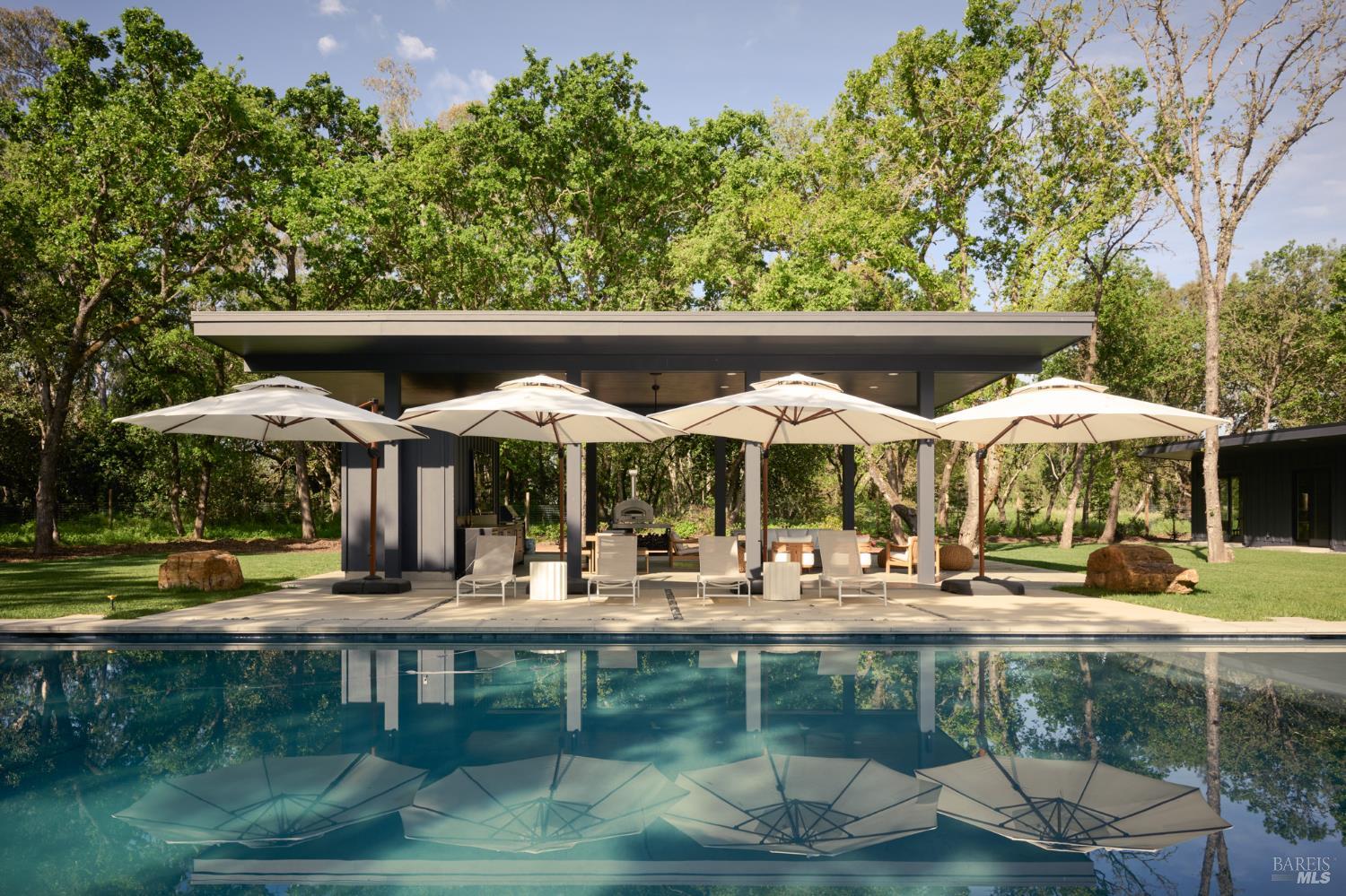 Detail Gallery Image 11 of 44 For 247 Fisher Ln, Sonoma,  CA 95476 - 5 Beds | 6/2 Baths