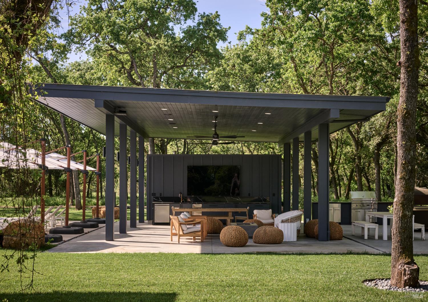 Detail Gallery Image 10 of 44 For 247 Fisher Ln, Sonoma,  CA 95476 - 5 Beds | 6/2 Baths