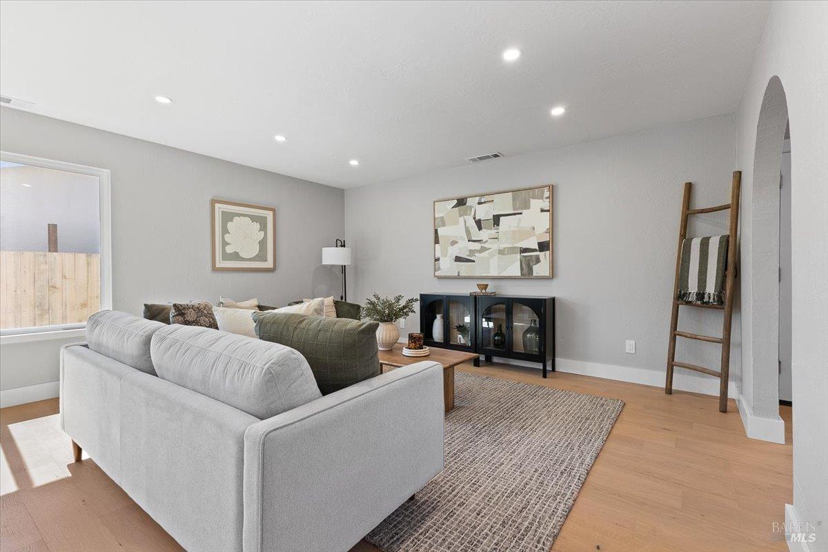 Detail Gallery Image 5 of 37 For 1622 Weaverly Dr, Petaluma,  CA 94954 - 3 Beds | 3 Baths