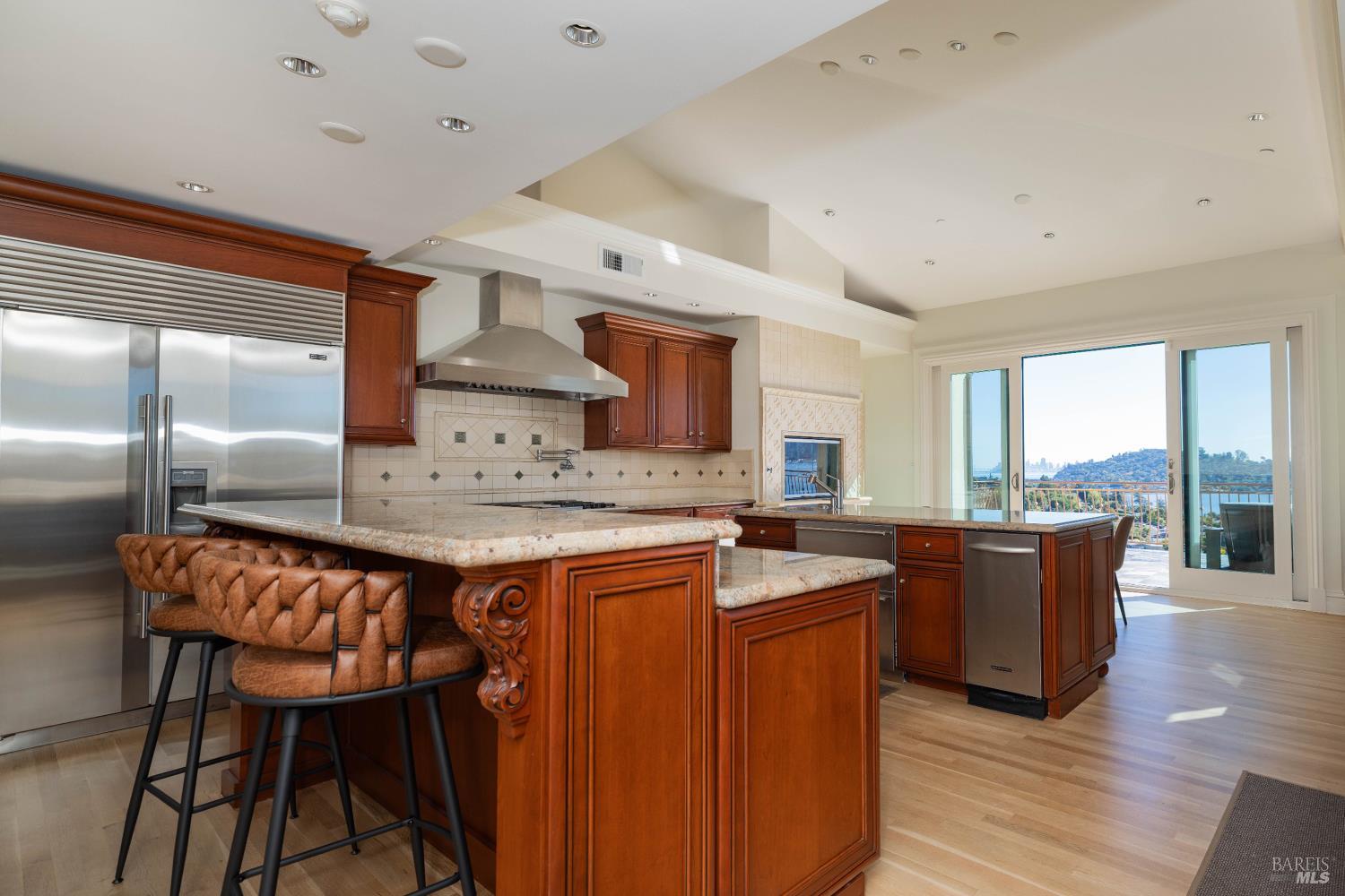 Detail Gallery Image 12 of 41 For 9 Francisco Vista Ct, Tiburon,  CA 94920 - 5 Beds | 4/2 Baths