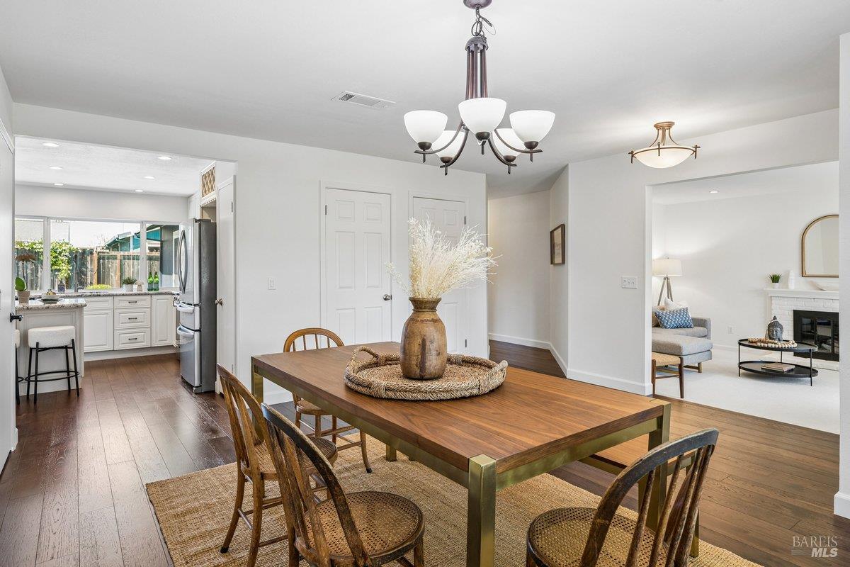 Detail Gallery Image 12 of 47 For 1619 Oneel Dr, Petaluma,  CA 94954 - 3 Beds | 2 Baths