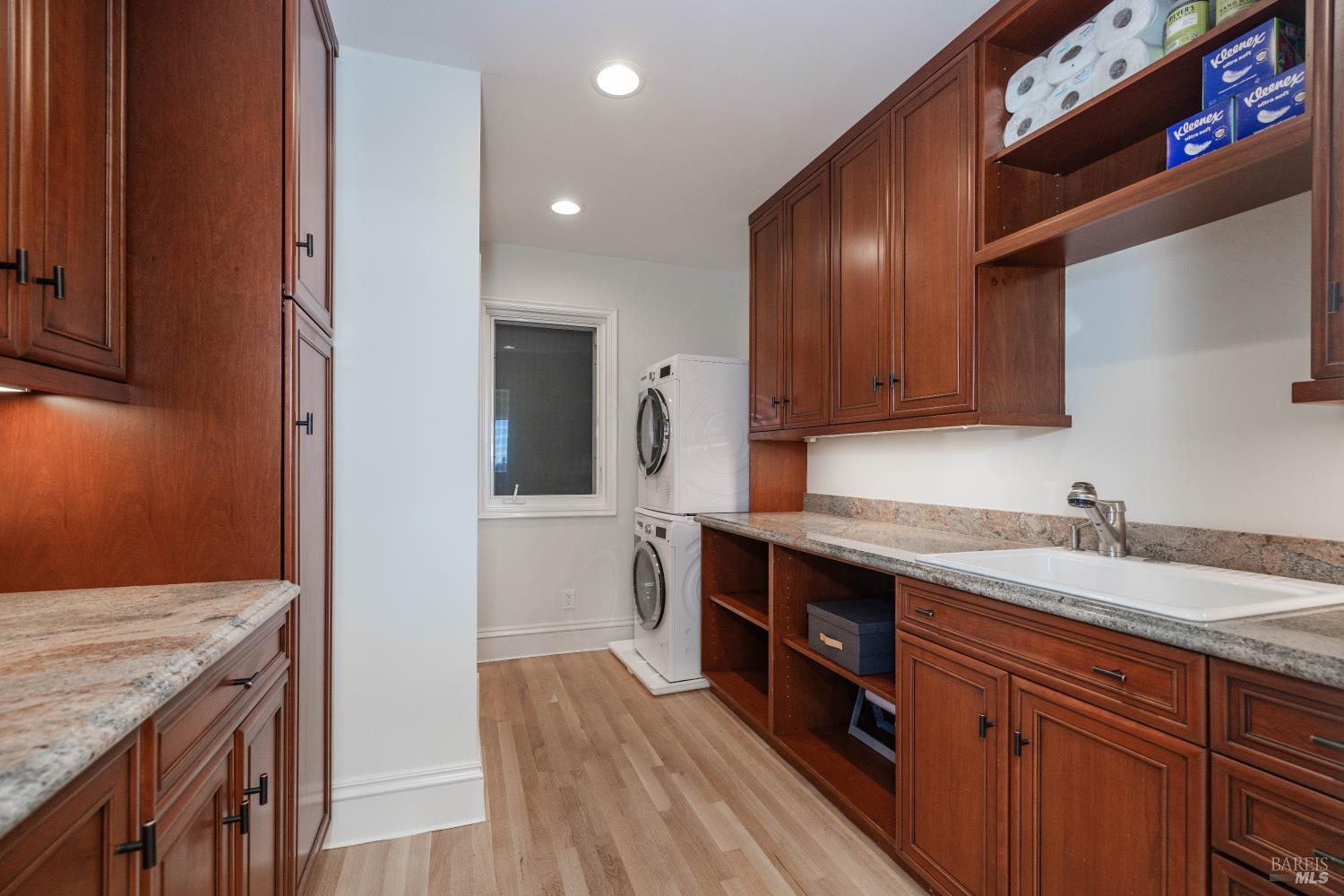 Detail Gallery Image 16 of 41 For 9 Francisco Vista Ct, Tiburon,  CA 94920 - 5 Beds | 4/2 Baths