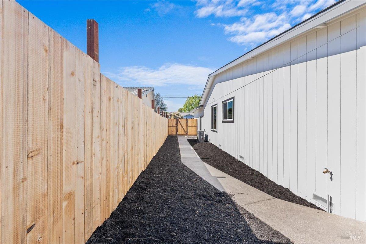 Detail Gallery Image 35 of 37 For 1622 Weaverly Dr, Petaluma,  CA 94954 - 3 Beds | 3 Baths