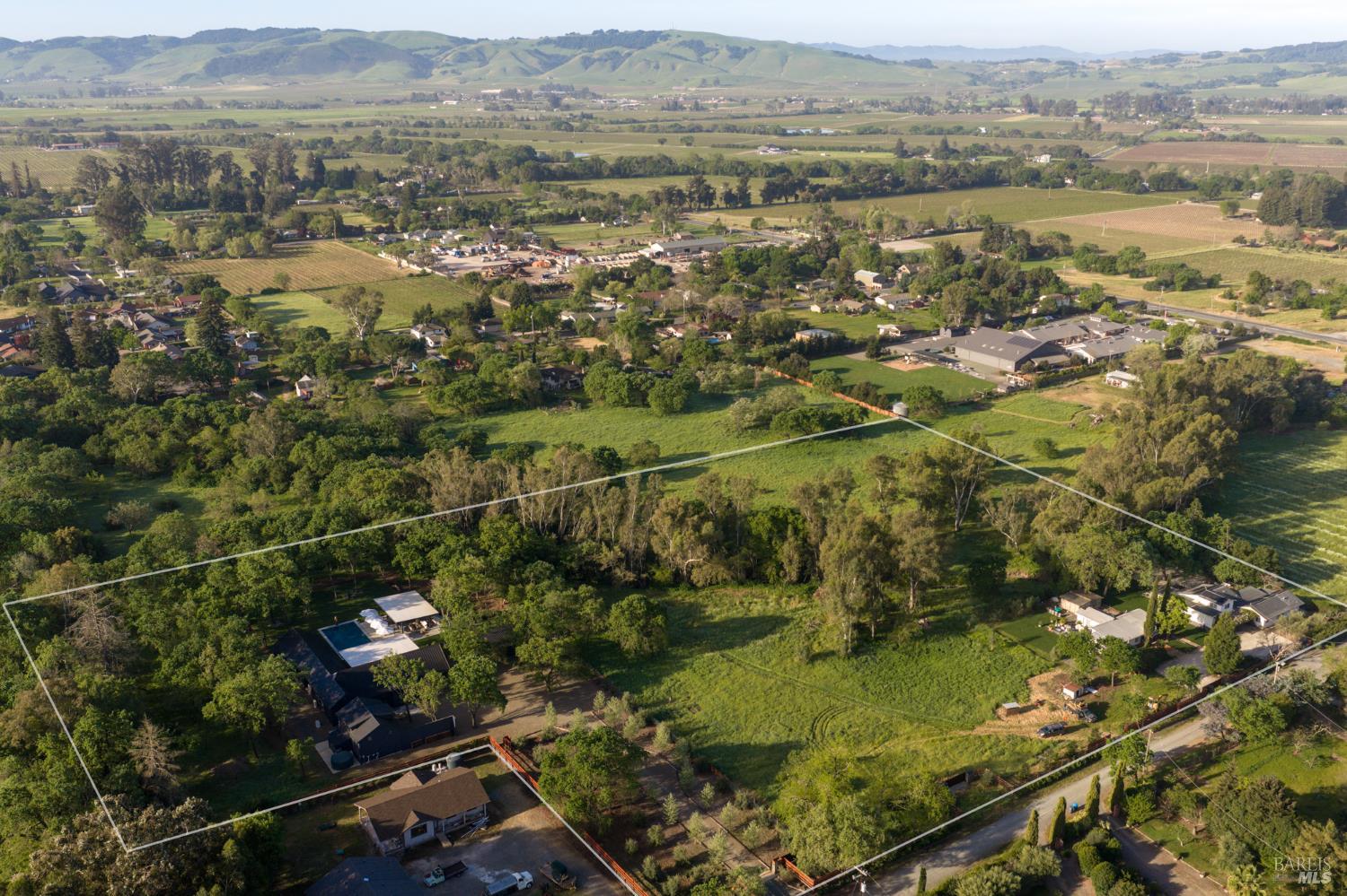 Detail Gallery Image 20 of 22 For 195 Fisher Ln, Sonoma,  CA 95476 - 10 Beds | 9/2 Baths