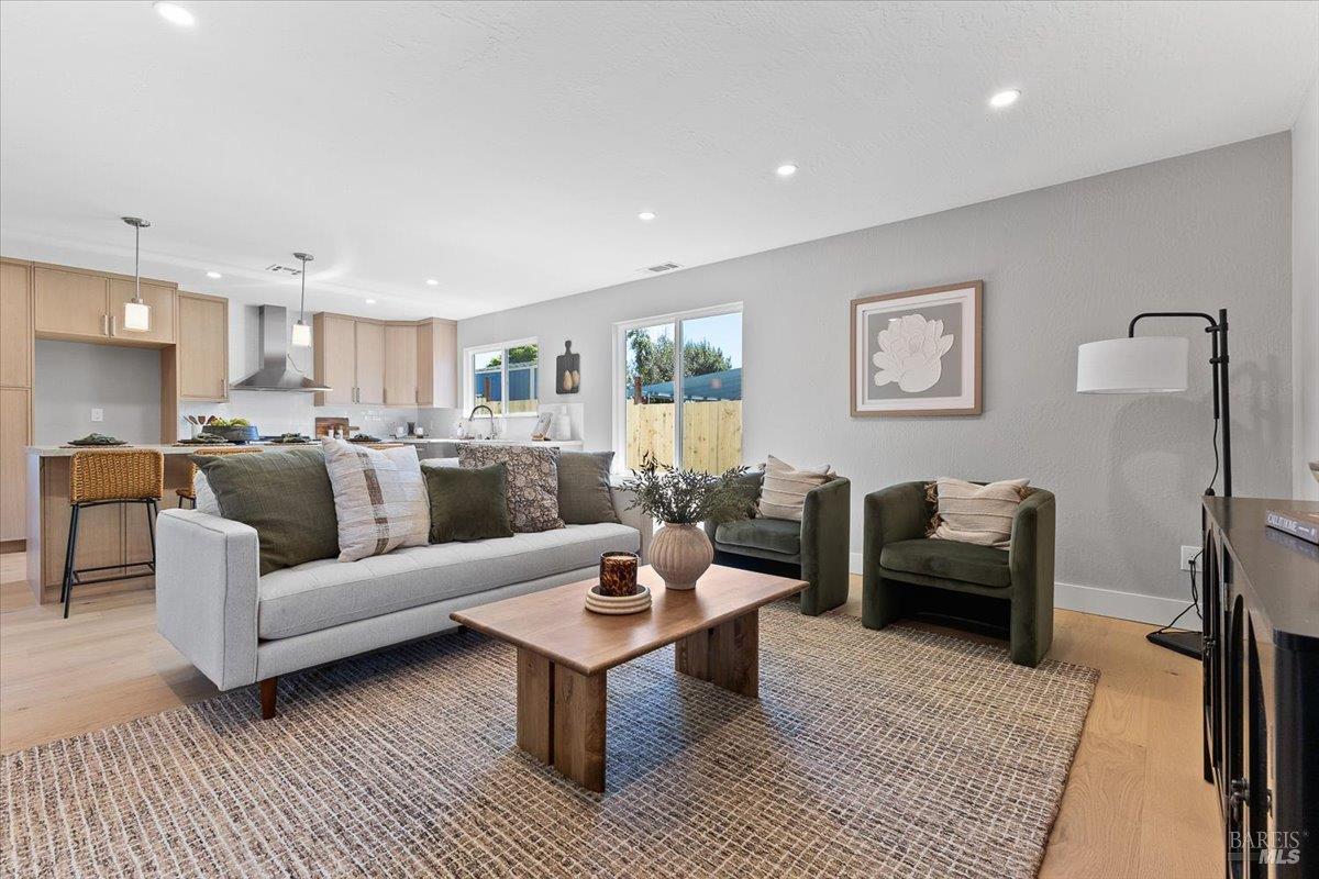 Detail Gallery Image 6 of 37 For 1622 Weaverly Dr, Petaluma,  CA 94954 - 3 Beds | 3 Baths