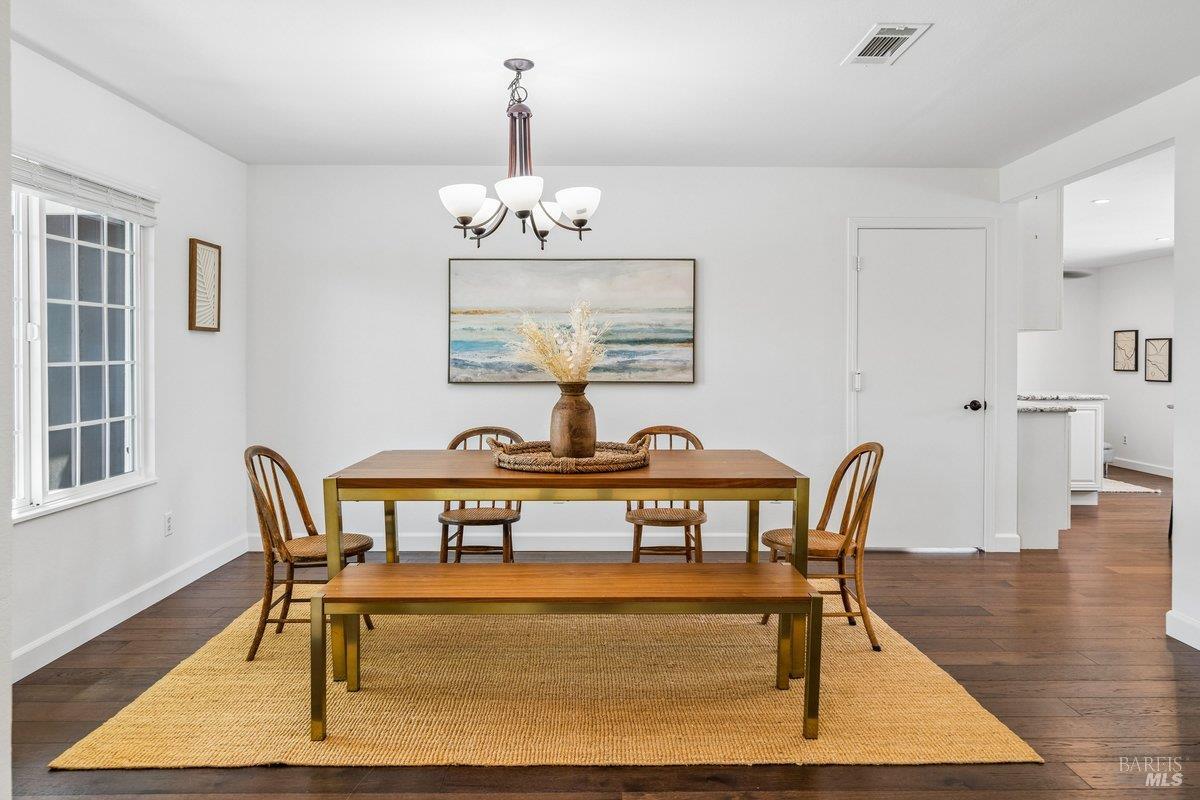 Detail Gallery Image 10 of 47 For 1619 Oneel Dr, Petaluma,  CA 94954 - 3 Beds | 2 Baths