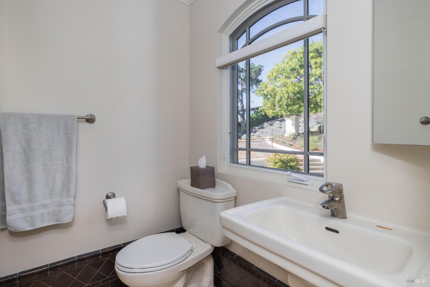 Detail Gallery Image 24 of 41 For 9 Francisco Vista Ct, Tiburon,  CA 94920 - 5 Beds | 4/2 Baths