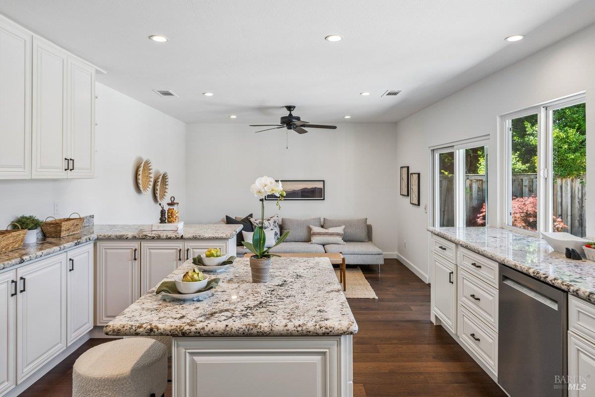 Detail Gallery Image 17 of 47 For 1619 Oneel Dr, Petaluma,  CA 94954 - 3 Beds | 2 Baths