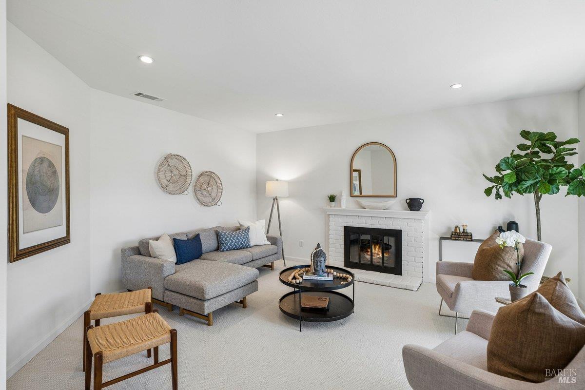 Detail Gallery Image 6 of 47 For 1619 Oneel Dr, Petaluma,  CA 94954 - 3 Beds | 2 Baths