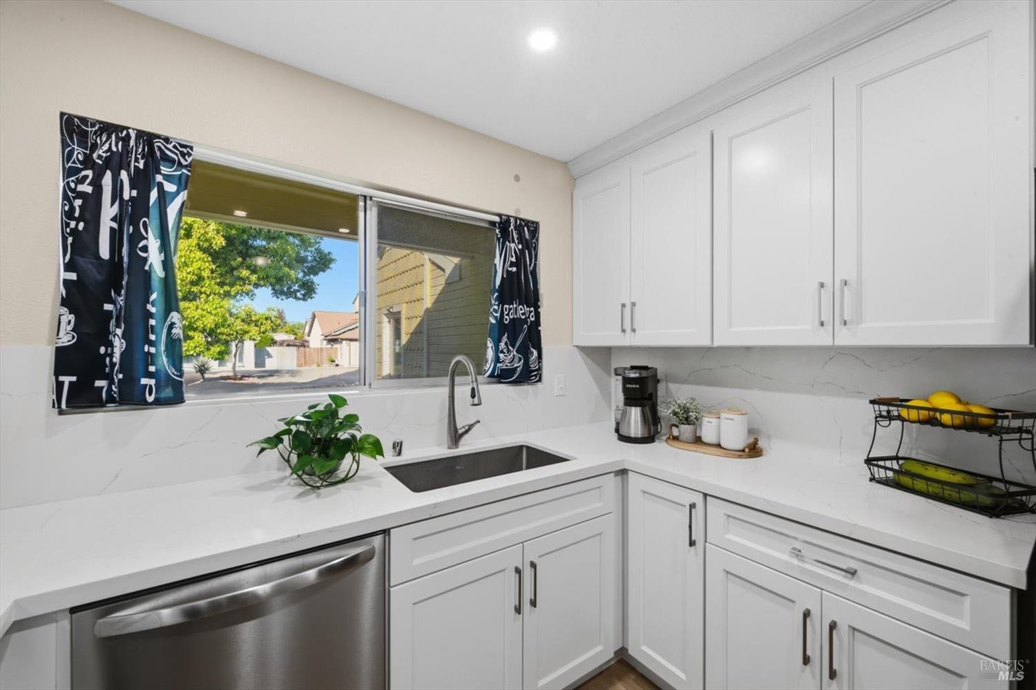 Detail Gallery Image 19 of 76 For 427 Temple Dr, Vacaville,  CA 95687 - 3 Beds | 2 Baths