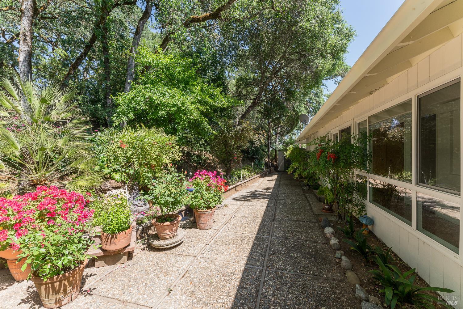 Detail Gallery Image 17 of 39 For 925 Knob Hill Rd, Ukiah,  CA 95482 - 3 Beds | 2 Baths