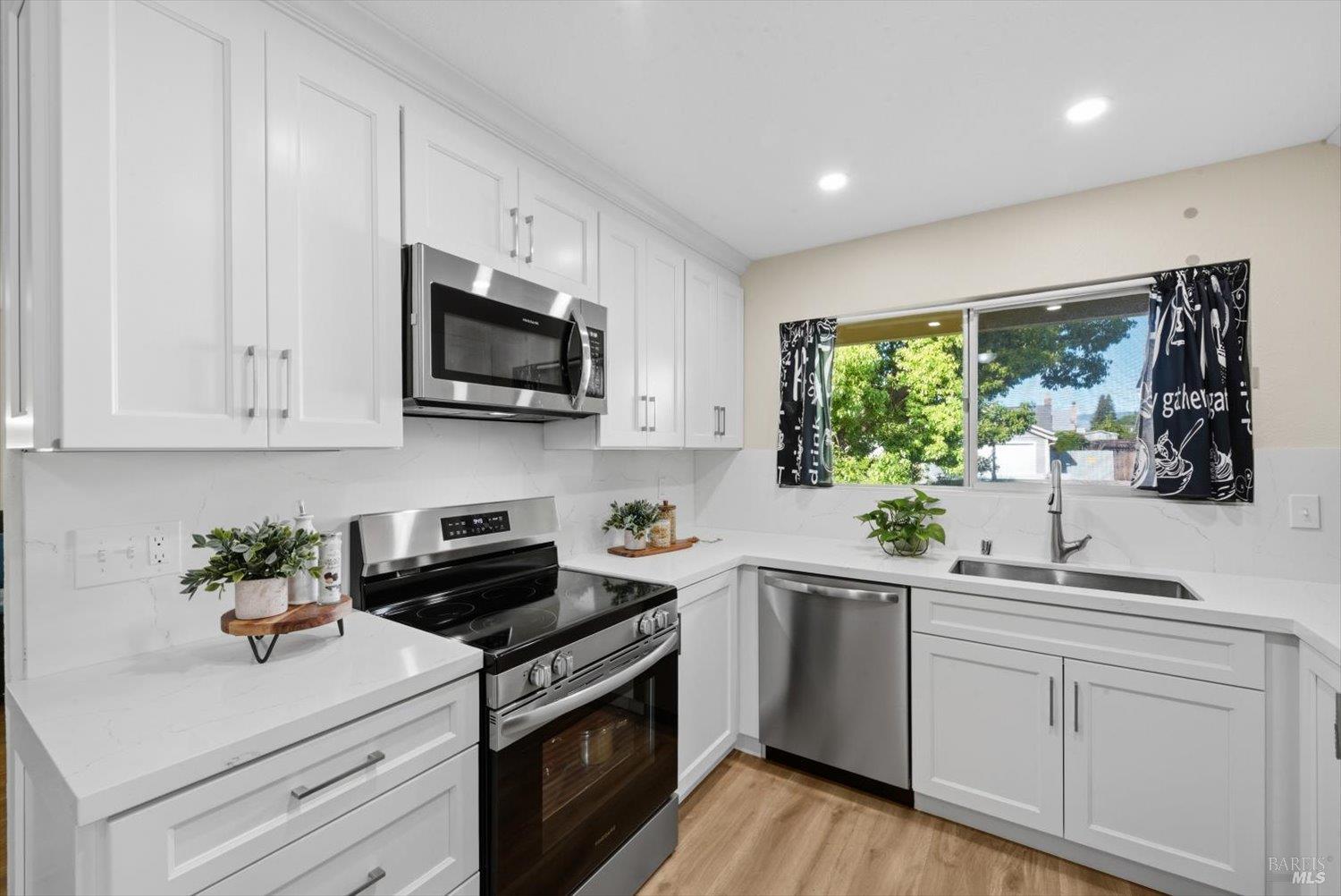 Detail Gallery Image 16 of 76 For 427 Temple Dr, Vacaville,  CA 95687 - 3 Beds | 2 Baths