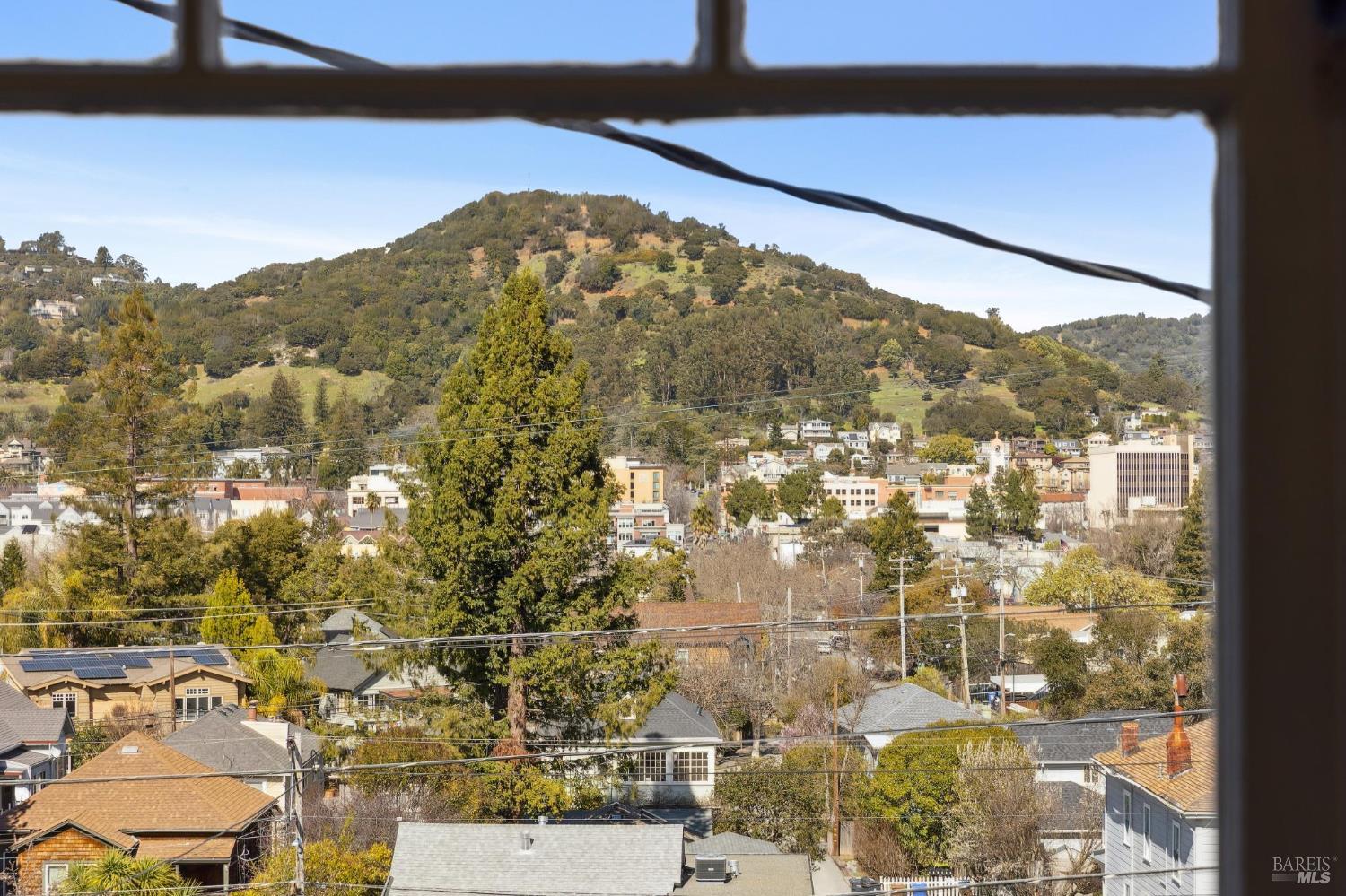 Detail Gallery Image 19 of 28 For 44 Martens Blvd, San Rafael,  CA 94901 - 5 Beds | 2/1 Baths