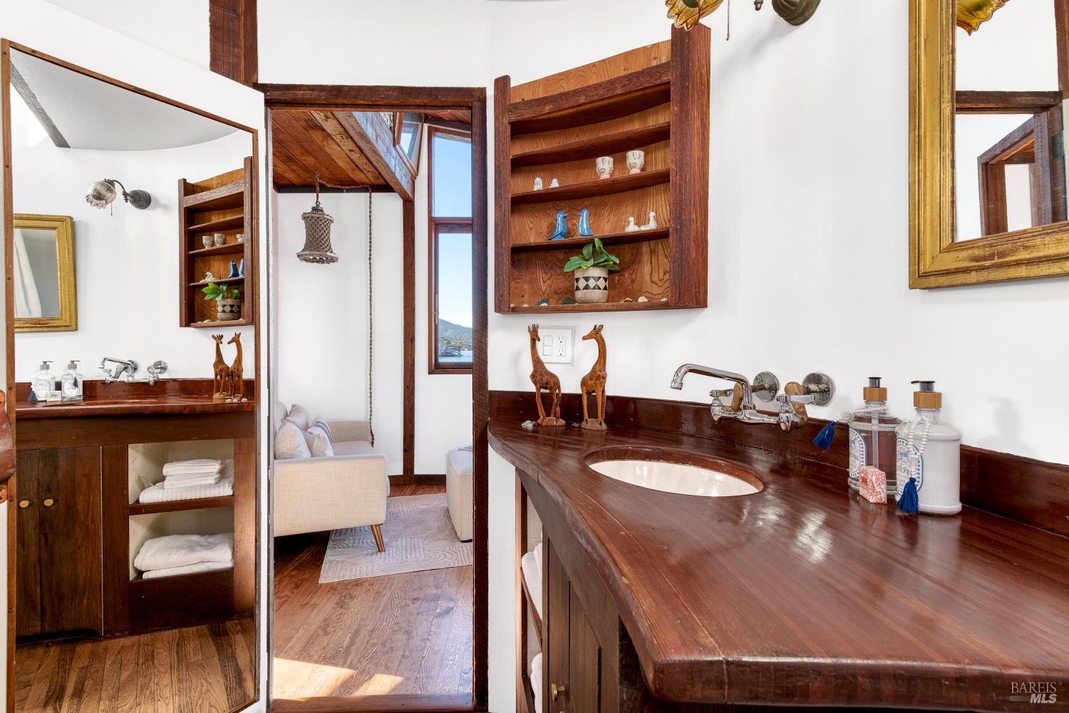 Detail Gallery Image 4 of 33 For 42 E Pier Unkn, Sausalito,  CA 94965 - 1 Beds | 1 Baths