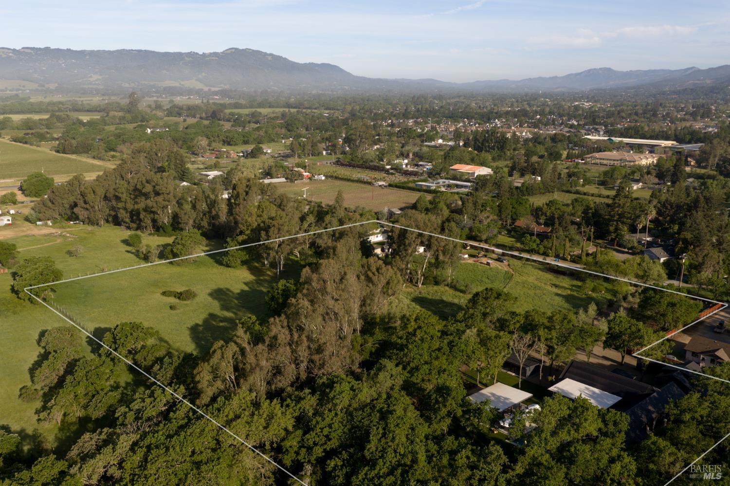 Detail Gallery Image 2 of 22 For 195 Fisher Ln, Sonoma,  CA 95476 - 10 Beds | 9/2 Baths