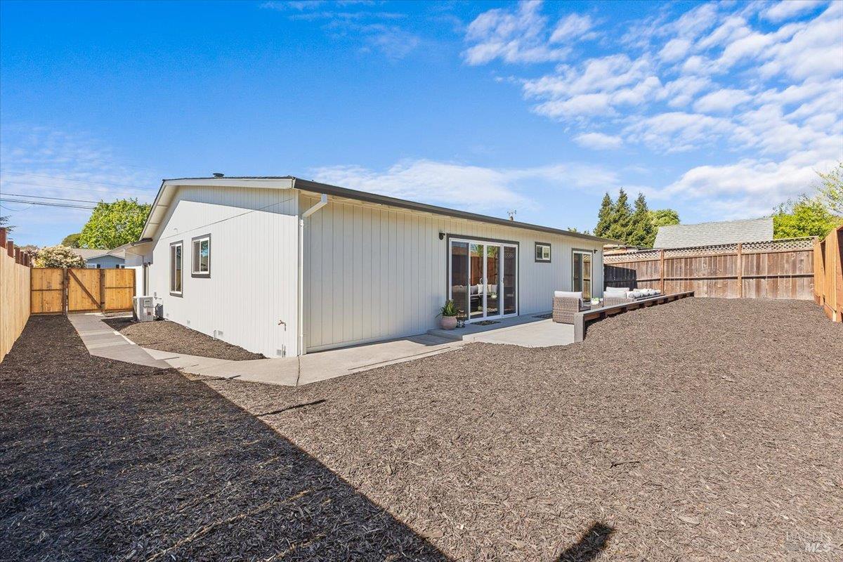 Detail Gallery Image 32 of 37 For 1622 Weaverly Dr, Petaluma,  CA 94954 - 3 Beds | 3 Baths