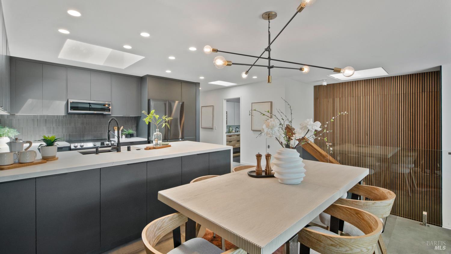 Detail Gallery Image 14 of 36 For 143 Knollwood Dr, San Rafael,  CA 94901 - 3 Beds | 2 Baths