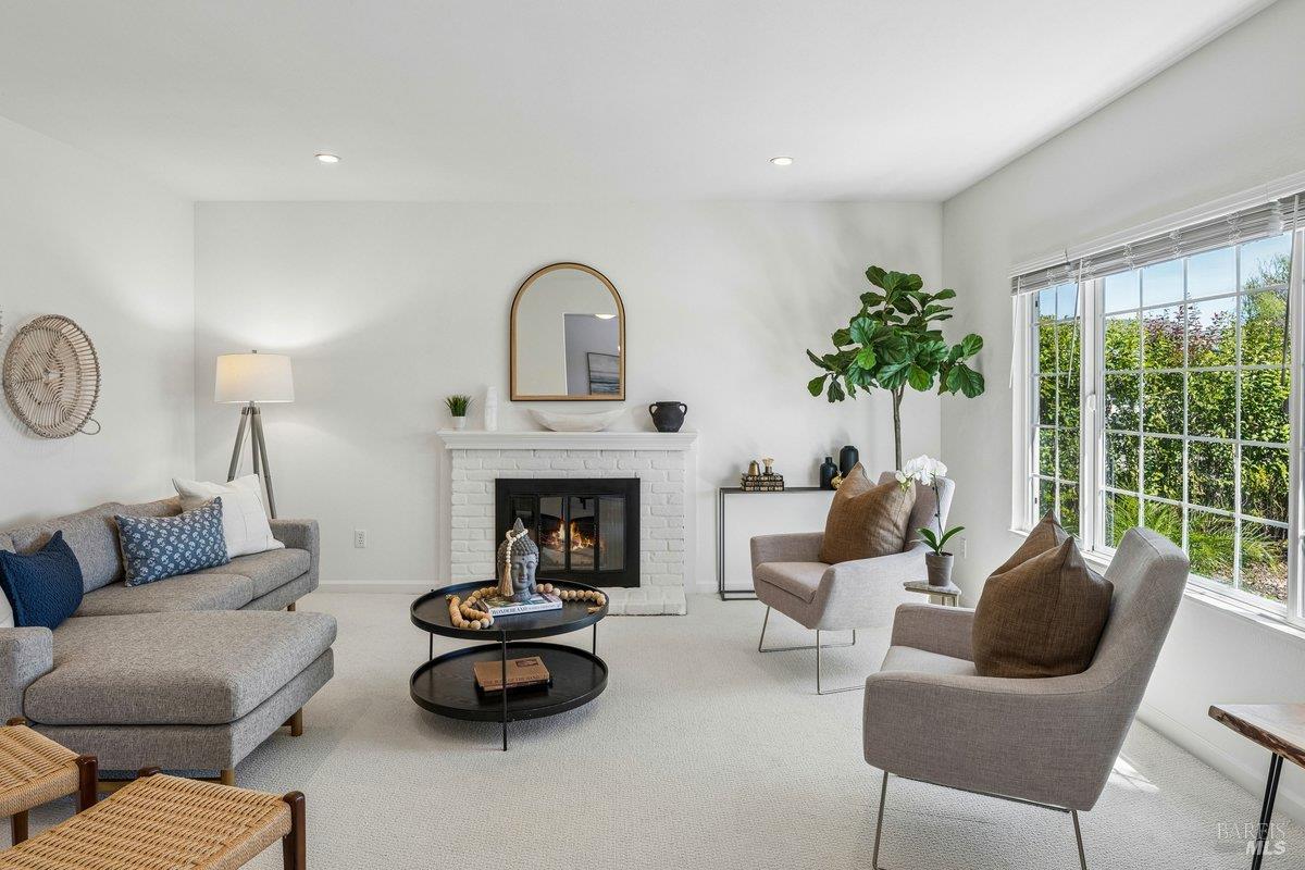 Detail Gallery Image 9 of 47 For 1619 Oneel Dr, Petaluma,  CA 94954 - 3 Beds | 2 Baths