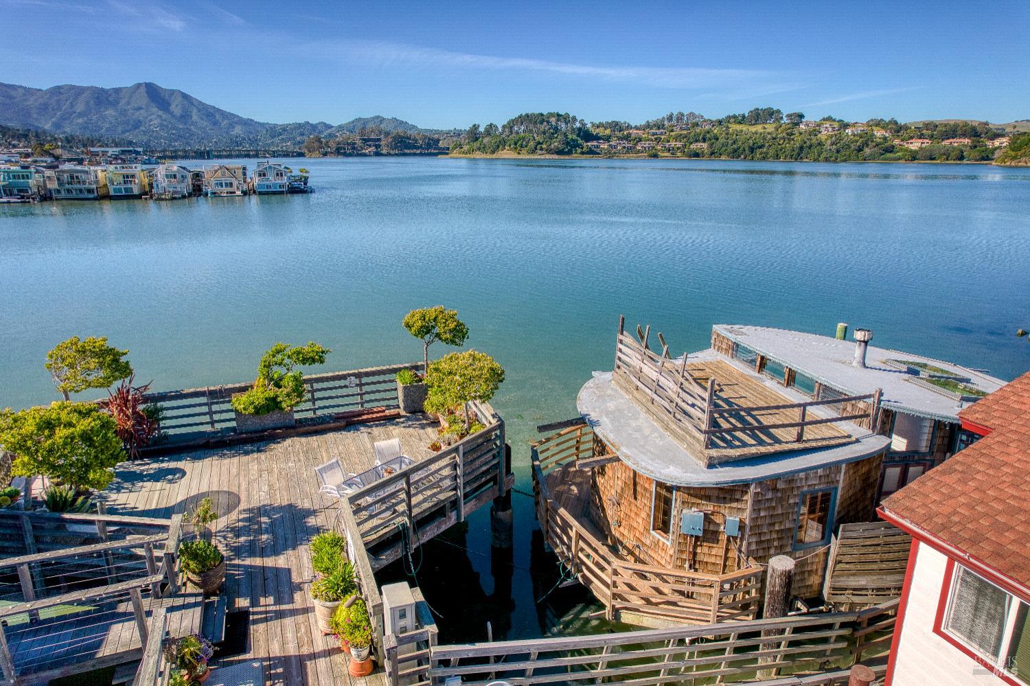 Detail Gallery Image 16 of 33 For 42 E Pier Unkn, Sausalito,  CA 94965 - 1 Beds | 1 Baths