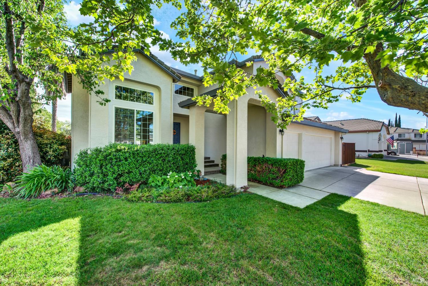 Detail Gallery Image 12 of 75 For 150 Deerglen Cir, Vacaville,  CA 95687 - 5 Beds | 3 Baths