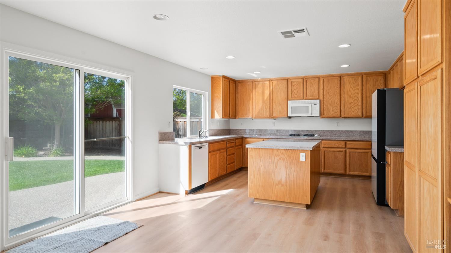 Detail Gallery Image 21 of 49 For 587 Abbey Dr, Fairfield,  CA 94534 - 3 Beds | 3 Baths