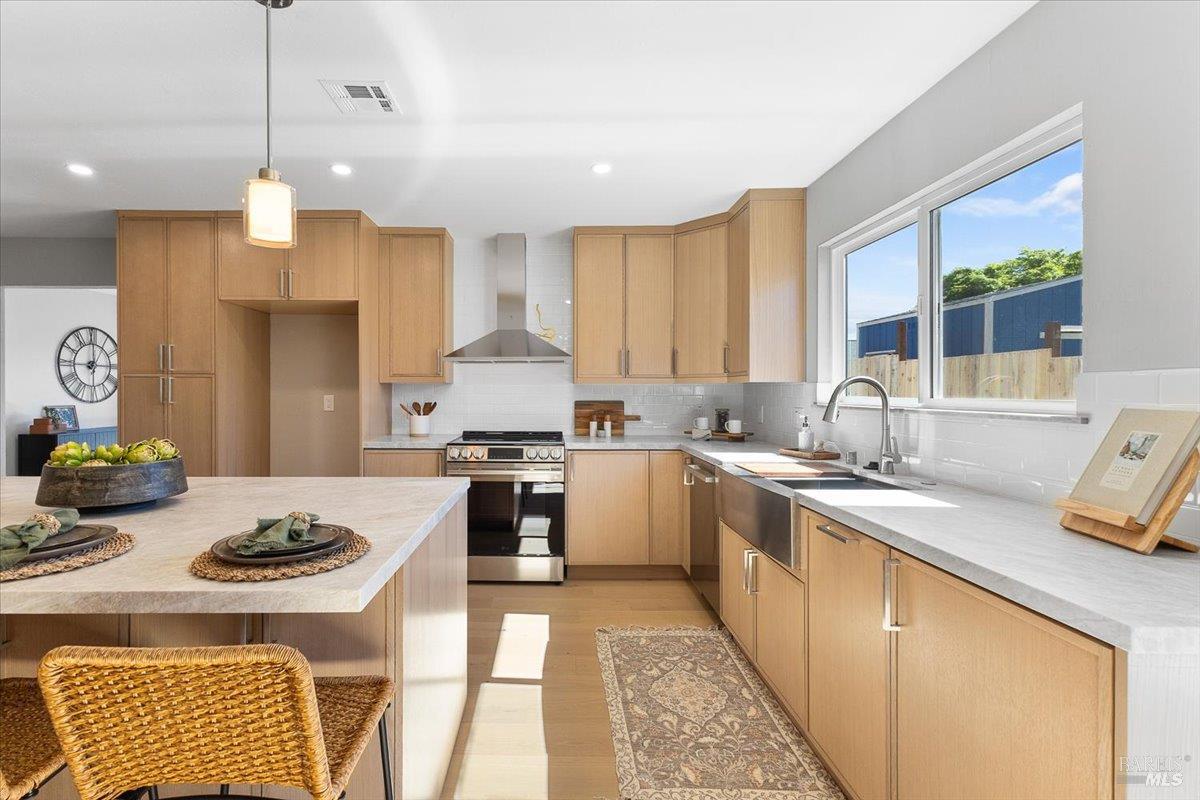 Detail Gallery Image 12 of 37 For 1622 Weaverly Dr, Petaluma,  CA 94954 - 3 Beds | 3 Baths