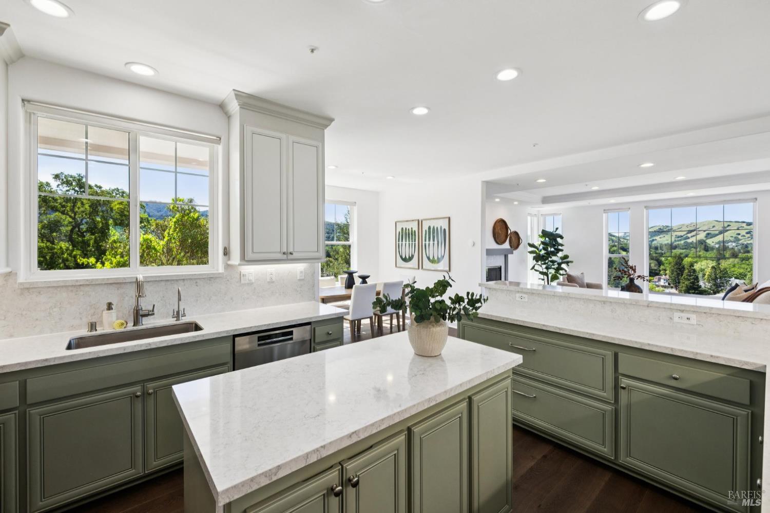 Detail Gallery Image 32 of 99 For 40 Miwok Dr, Novato,  CA 94947 - 5 Beds | 4/1 Baths