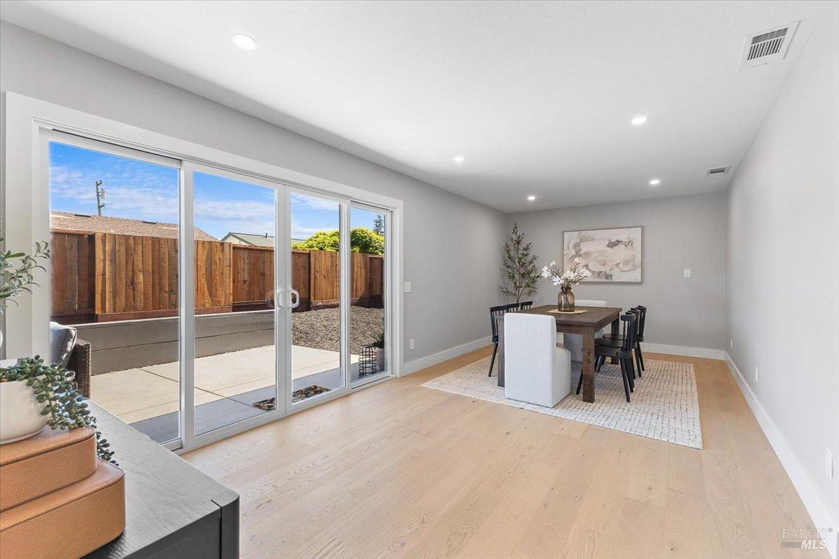 Detail Gallery Image 16 of 37 For 1622 Weaverly Dr, Petaluma,  CA 94954 - 3 Beds | 3 Baths