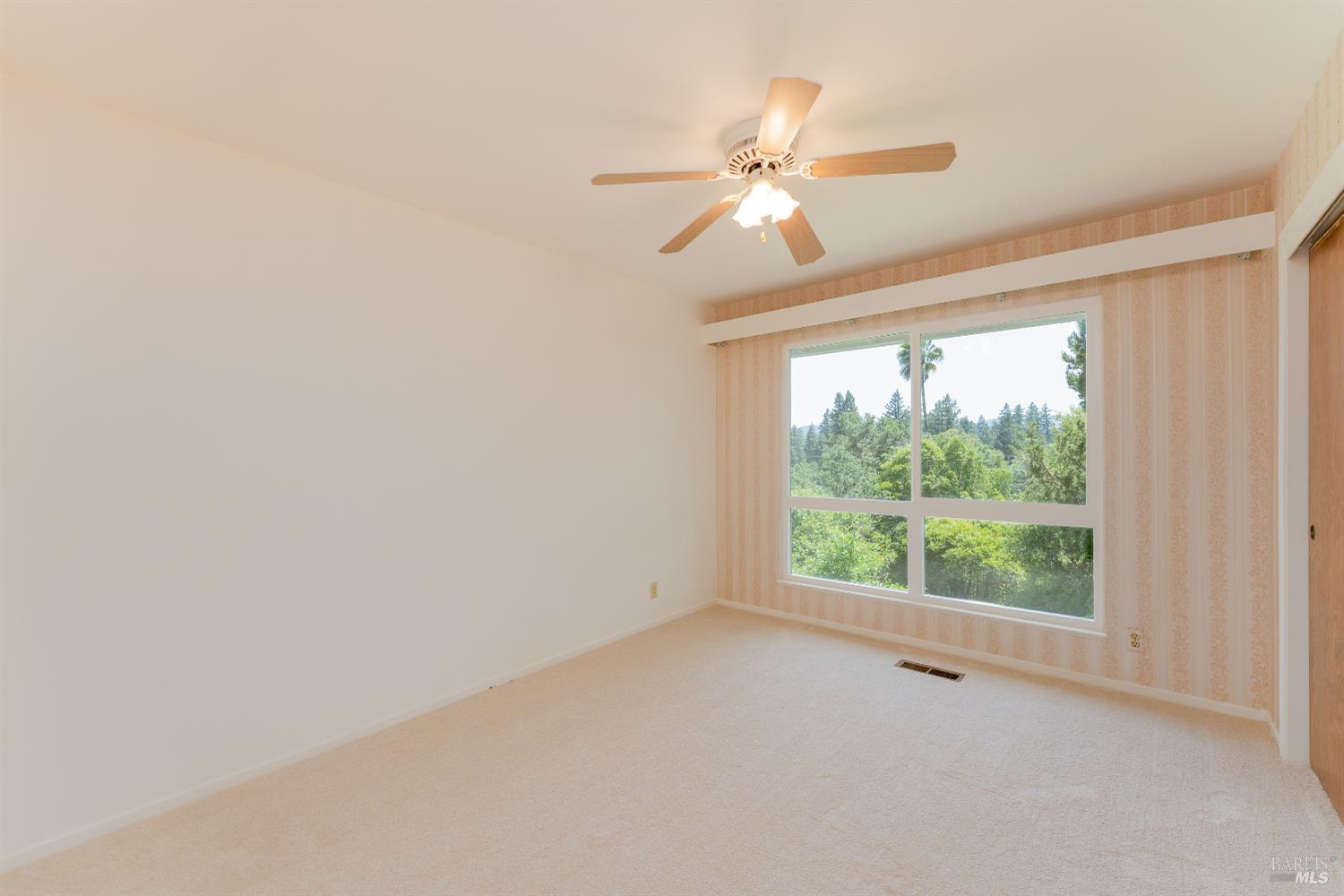 Detail Gallery Image 14 of 39 For 925 Knob Hill Rd, Ukiah,  CA 95482 - 3 Beds | 2 Baths