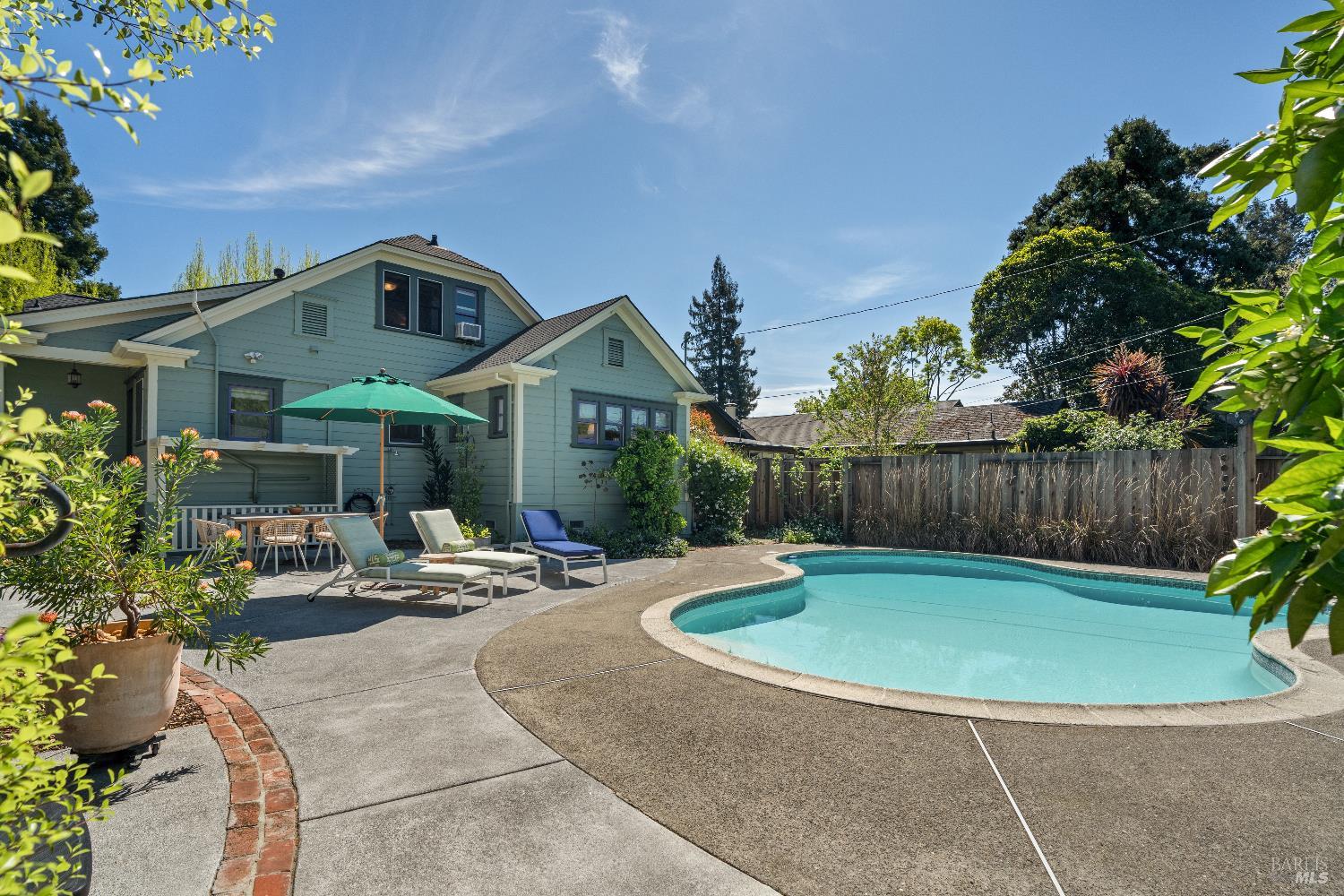 Detail Gallery Image 34 of 41 For 915 St Helena Ave, Santa Rosa,  CA 95404 - 4 Beds | 2/1 Baths