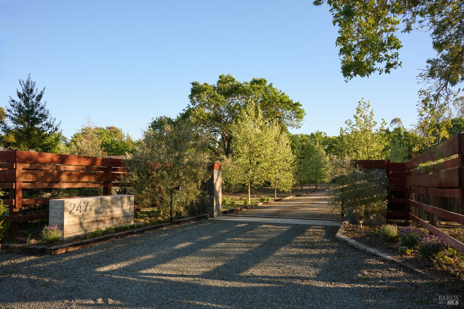 Detail Gallery Image 3 of 44 For 247 Fisher Ln, Sonoma,  CA 95476 - 5 Beds | 6/2 Baths