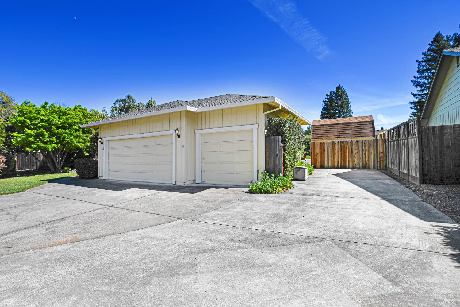 Detail Gallery Image 5 of 65 For 186 Barrio Way, Windsor,  CA 95492 - 3 Beds | 2 Baths