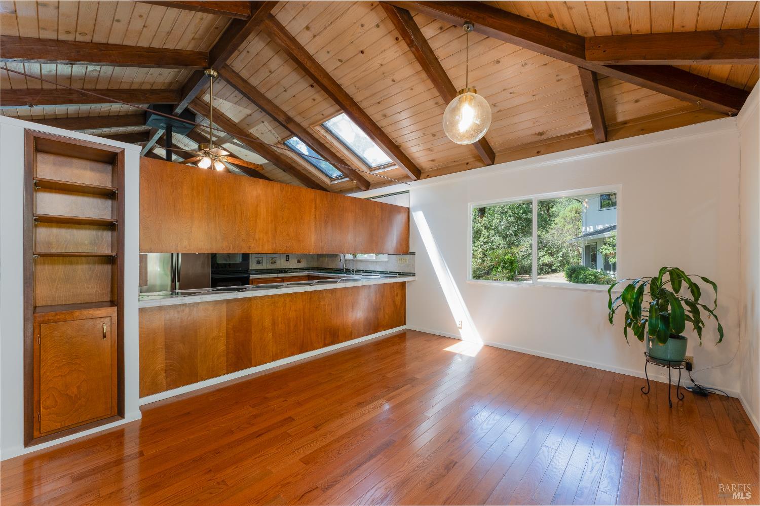 Detail Gallery Image 7 of 39 For 925 Knob Hill Rd, Ukiah,  CA 95482 - 3 Beds | 2 Baths