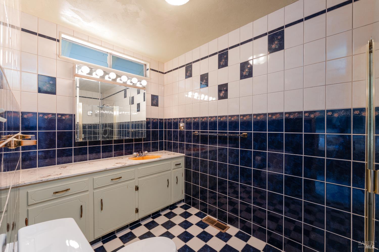 Detail Gallery Image 13 of 39 For 925 Knob Hill Rd, Ukiah,  CA 95482 - 3 Beds | 2 Baths