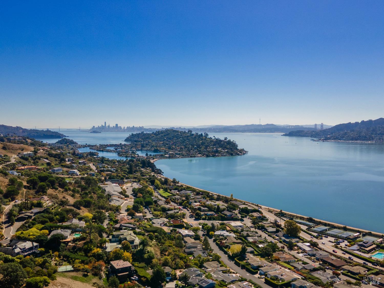 Detail Gallery Image 4 of 41 For 9 Francisco Vista Ct, Tiburon,  CA 94920 - 5 Beds | 4/2 Baths