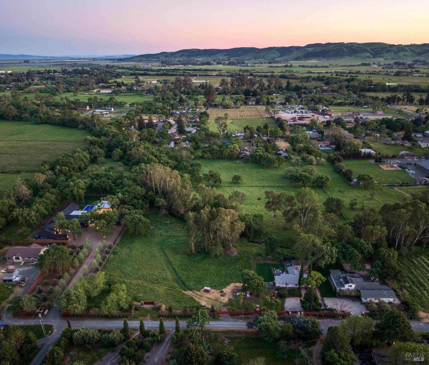 Detail Gallery Image 14 of 22 For 195 Fisher Ln, Sonoma,  CA 95476 - 10 Beds | 9/2 Baths
