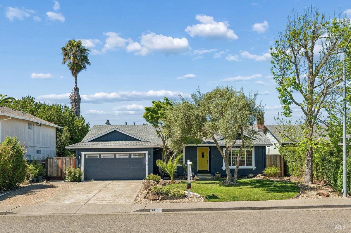 Detail Gallery Image 3 of 47 For 1619 Oneel Dr, Petaluma,  CA 94954 - 3 Beds | 2 Baths