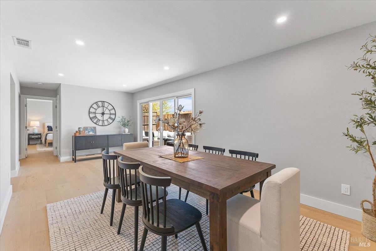 Detail Gallery Image 18 of 37 For 1622 Weaverly Dr, Petaluma,  CA 94954 - 3 Beds | 3 Baths