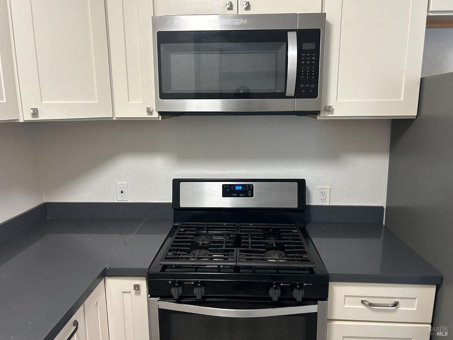 Detail Gallery Image 3 of 8 For 1335 Jack London Dr, Vallejo,  CA 94589 - 2 Beds | 2 Baths