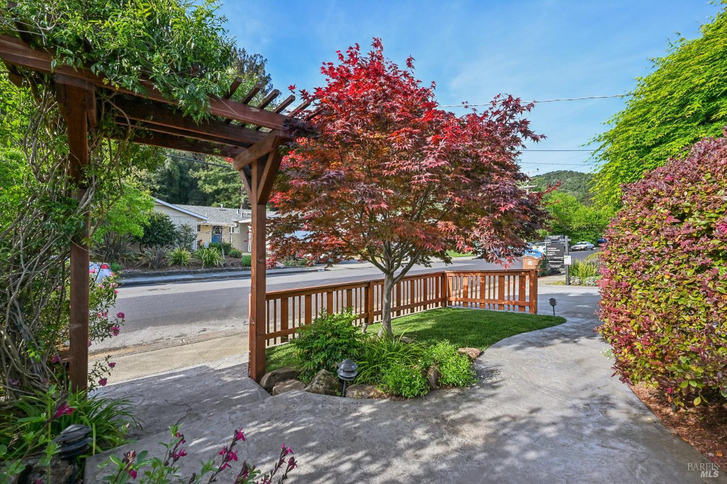 Detail Gallery Image 3 of 46 For 30 Rollingwood Dr, San Rafael,  CA 94901 - 3 Beds | 2 Baths