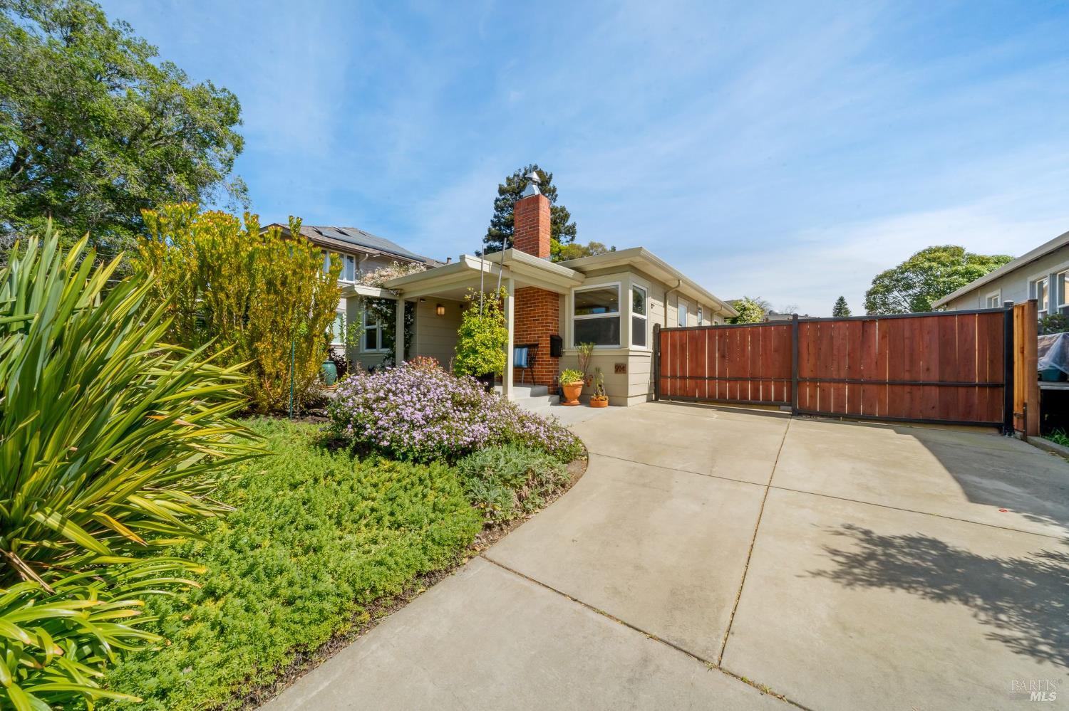 Detail Gallery Image 2 of 57 For 914 W 6th St, Benicia,  CA 94510 - 3 Beds | 2 Baths