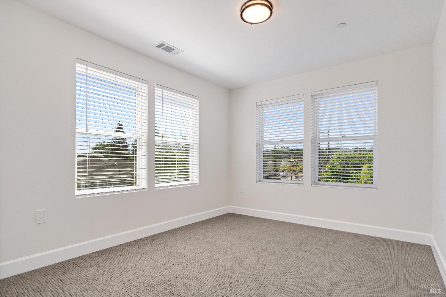 Detail Gallery Image 8 of 16 For 109 Paul Wittke Dr, Healdsburg,  CA 95448 - 5 Beds | 3/1 Baths