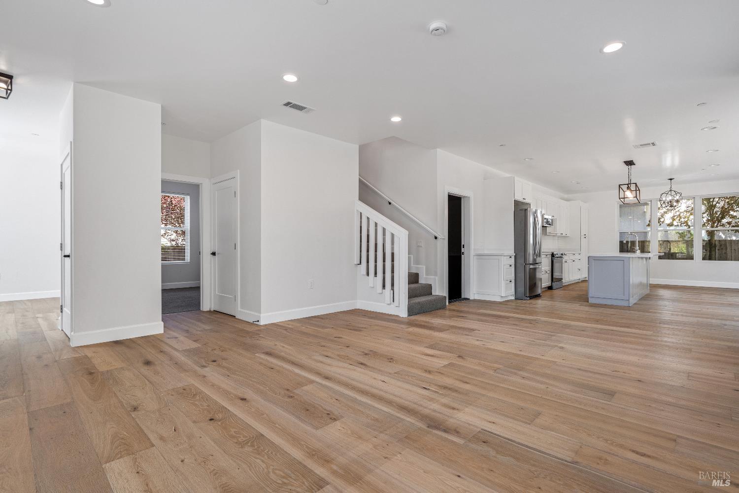 Detail Gallery Image 4 of 16 For 109 Paul Wittke Dr, Healdsburg,  CA 95448 - 5 Beds | 3/1 Baths