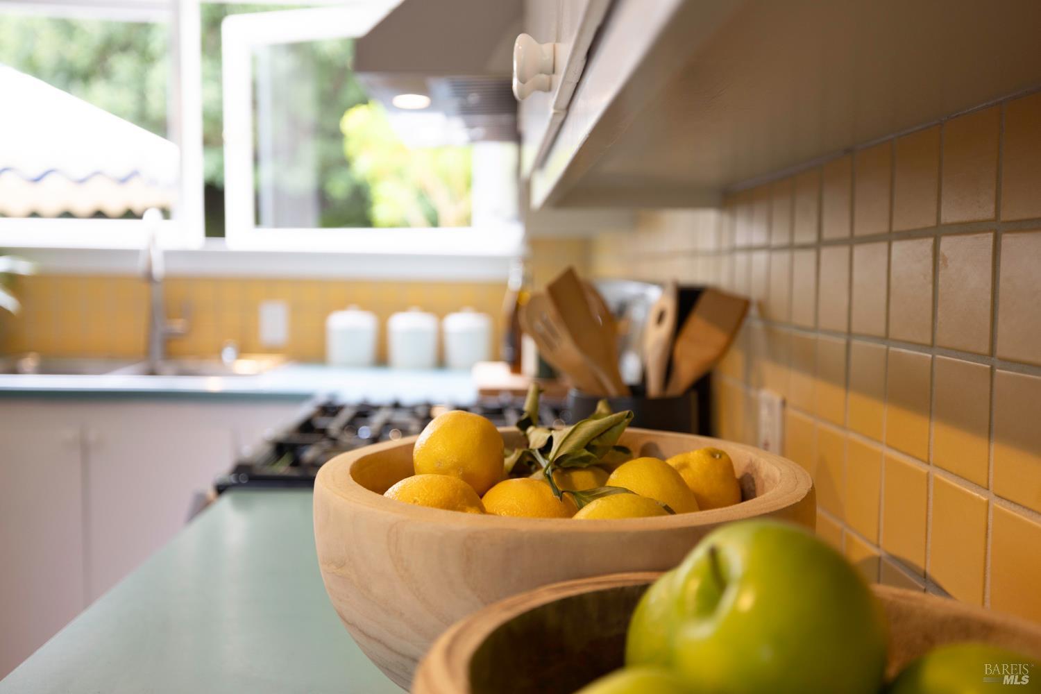 Detail Gallery Image 11 of 39 For 10 Park Ave, Bolinas,  CA 94924 - 2 Beds | 1/1 Baths