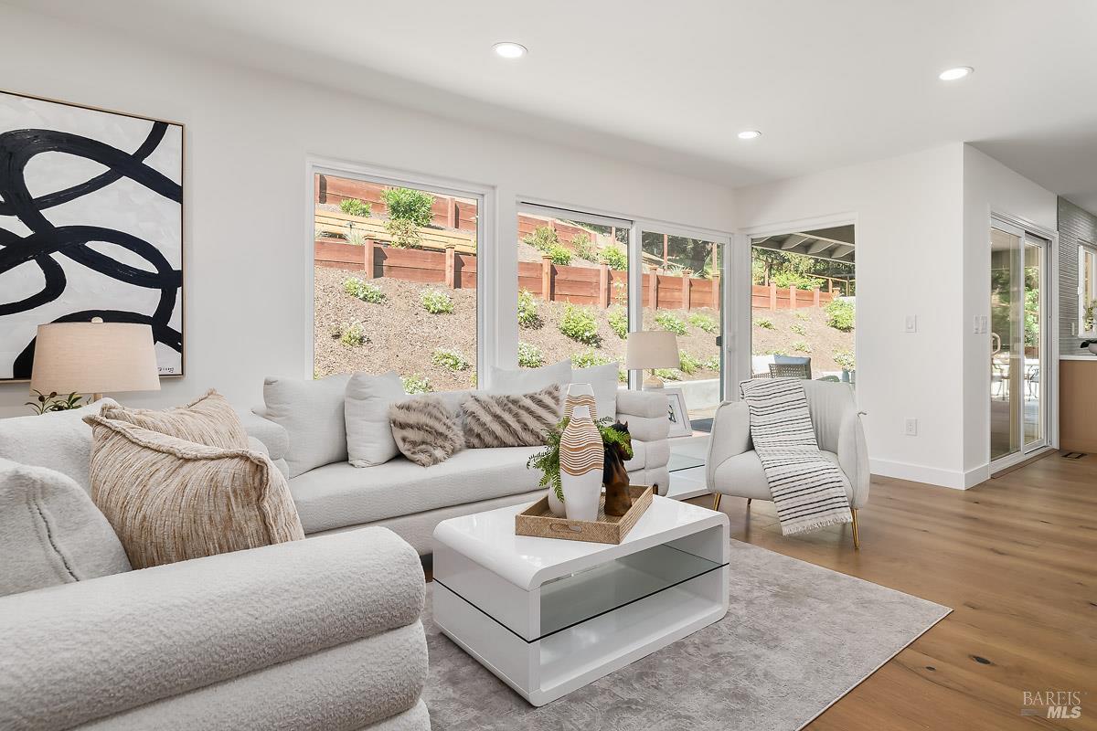 Detail Gallery Image 34 of 93 For 36 Capilano Dr, Novato,  CA 94949 - 5 Beds | 4/1 Baths