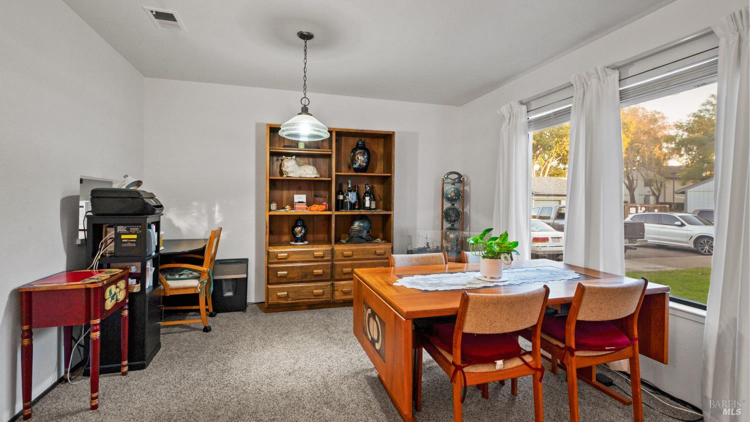 Detail Gallery Image 5 of 26 For 418 Occidental Cir, Santa Rosa,  CA 95401 - 3 Beds | 2/1 Baths